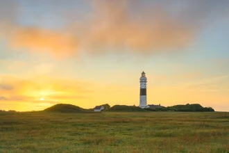 Fotokunst von Michael Valjak: Leuchtturm Langer Christian bei Sonnenaufgang in Kampen