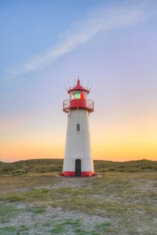 Fotokunst von Michael Valjak: Leuchtturm auf Sylt bei Abendlicht am Meer