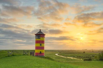 Fotokunst von Michael Valjak: Pilsumer Leuchtturm bei Sonnenaufgang in Ostfriesland