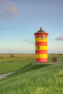 Fotokunst von Michael Valjak: Pilsumer Leuchtturm in Ostfriesland bei Abendlicht