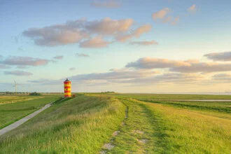 Fotokunst: Abendstimmung am Deich beim Pilsumer Leuchtturm in Ostfriesland
