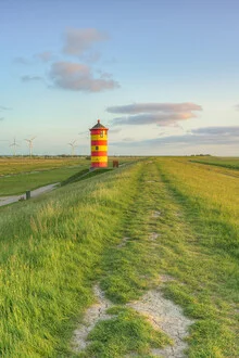 Fotografie des Pilsumer Leuchtturms in Ostfriesland bei Abendlicht
