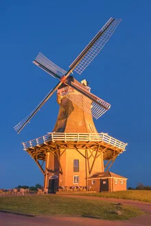 Windmühle in Greetsiel: ruhige abendliche Atmosphäre bei blauer Stunde