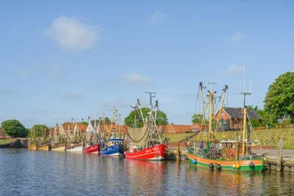 Krabbenkutter im Hafen von Greetsiel unter bewölktem Himmel