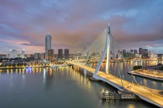 Fotokunst von Michael Valjak: Sonnenaufgang über der Erasmusbrücke in Rotterdam.