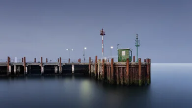 Fotografie von Ronny Behnert: maritimer Blick auf den Hafen von Sylt bei Nacht.