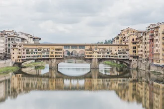 Fotokunst von Photolovers: Ponte Vecchio in Florenz, sanfte Farben und ruhige Stimmung.