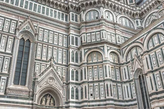 Detailaufnahme des Duomo in Florenz: Fenster mit grünen und weißen Elementen.
