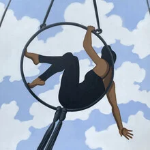 Illustration einer Trapezkünstlerin, die mutig durch den Himmel schwingt, umgeben von Wolken.