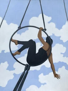 Wandbild einer Trapezkünstlerin in dramatischer Pose zwischen Wolken und Himmel.