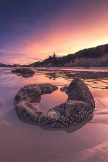 Sonnenuntergang am Moeraki Boulder Beach in Neuseeland mit sanften Wellen.