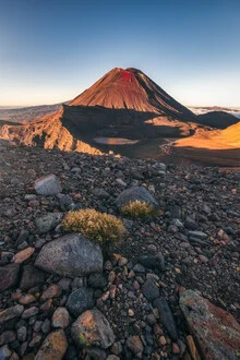 Fotokunst von Jean Claude Castor: Mount Ngauruhoe im sanften Morgenlicht