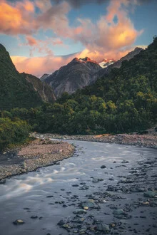 Fotokunst von Jean Claude Castor: Abendstimmung am Fox Glacier mit Mount Tasman.