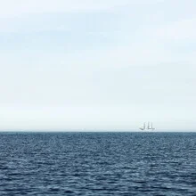 Fotokunst von Manuela Deigert: ein Segelboot auf stillen Wellen der Nordsee