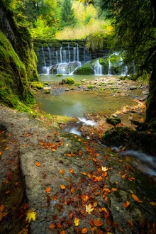 Fotokunst von Martin Wasilewski: Wasserfall in bunten Herbsttönen im Wald