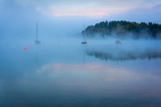 Fotokunst von Martin Wasilewski: herbstlicher Morgen am See mit sanften Nebelschwaden