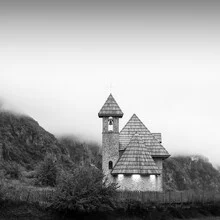Fotokunst von Christian Janik: Kirche in Theth, umgeben von Bergen und Natur.