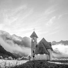 Fotokunst von Christian Janik: Kirche in der malerischen Landschaft von Theth, Albanien.