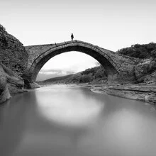 Fotokunst von Christian Janik: Kadiut Brücke in Albanien, ruhige Landschaft mit reflektierendem Wasser