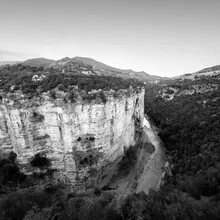 Fotokunst: Blick auf die ruhige Osum-Schlucht in Albanien mit sanften Lichtverhältnissen.