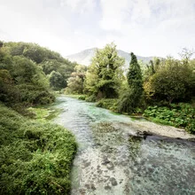 Fotokunst von Christian Janik: ruhiger Fluss mit grünem Ufer im Blue Hole, Albanien.