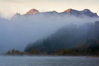 Fotokunst: herbstliche Stimmung am Forggensee mit Nebel und Bergen