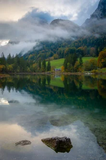Fotokunst von Martin Wasilewski: ruhige Herbstszene am Hintersee mit Bergen im Hintergrund