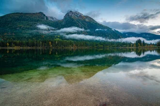 Fotokunst von Martin Wasilewski: herbstlicher Abend am Hintersee mit Bergen im Hintergrund