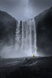 Fotokunst von Tillmann Konrad: ruhiger Wasserfall umgeben von isländischer Natur