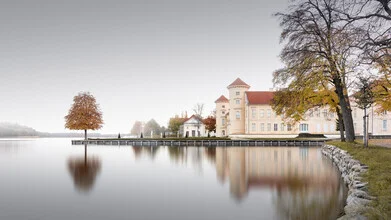 Fotokunst von Ronny Behnert: Schloss Rheinsberg im Nebel mit Wasserreflexionen