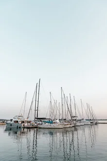 Harmonisches Bild eines Bootes im Hafen von Sizilien unter blauem Himmel.