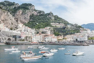 Blick auf die Küste von Amalfi mit bunten Booten im klaren Wasser