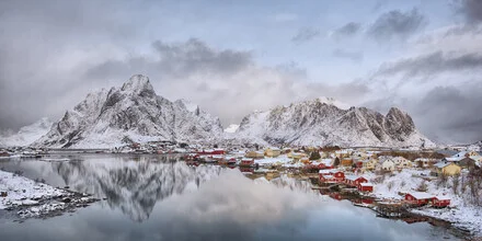 Fotokunst von Rolf Schnepp: idyllisches Fischerdorf Reine in Norwegen