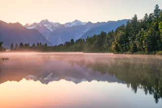 Photo of Lake Matheson: calm evening mood with mountain reflections