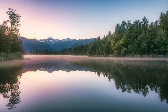 Fotokunst von Jean Claude Castor: ruhiger Bergsee mit Nebel in der Morgendämmerung
