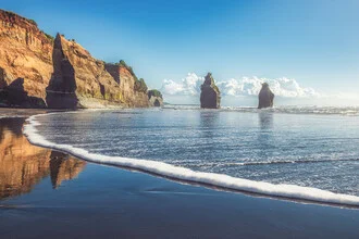 Fotokunst von Jean Claude Castor: Klippenlandschaft in Neuseeland bei Sonnenuntergang