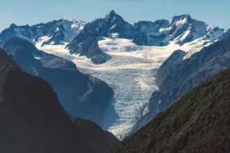 Fotokunst von Jean Claude Castor: Gletscherlandschaft in Neuseeland mit Bergkulisse