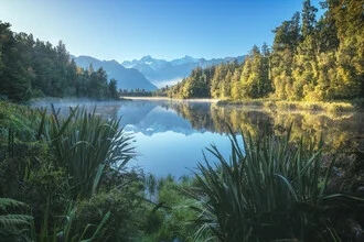 Fotografie von Jean Claude Castor: ruhiger Blick auf Lake Matheson in Neuseeland