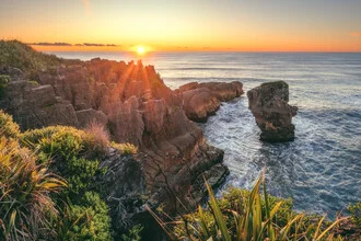 Sonnenuntergang über den Pancake Rocks in Neuseeland mit sanften Farben und ruhiger Atmosphäre