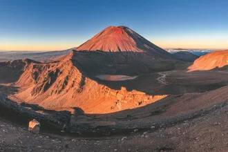 Fotokunst von Jean Claude Castor: ruhige Landschaft des Mount Ngauruhoe in Neuseeland