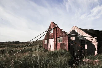 Fotokunst von Sebastian Berger: verlassene Hütte in der isländischen Landschaft.