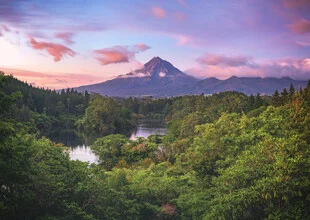 Fotokunst von Jean Claude Castor: Morgenlicht über Mount Taranaki in Neuseeland