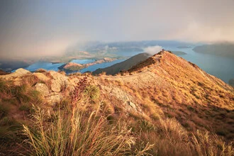 Fotokunst von Jean Claude Castor: Roy's Peak in Neuseeland im sanften Morgenlicht