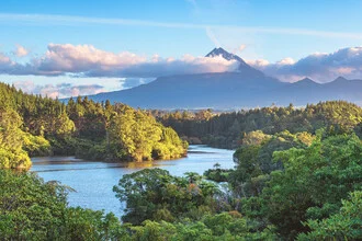 Fotokunst von Jean Claude Castor: Mount Taranaki in Neuseeland mit herrlichem Bergblick