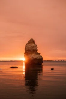 Sonnenaufgang über dem Meer in der Algarve, Portugal, sanfte Farben und ruhige Stimmung.