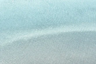 Fotokunst von Photolovers: ruhiges Wasser in klarem Blau mit sanften Wellen