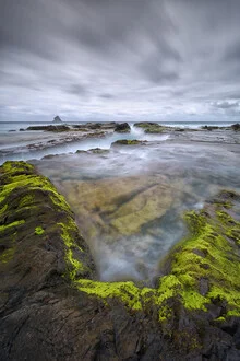 Fotokunst von Rolf Schnepp: wilde Küstenlandschaft Madeiras mit mystischer Atmosphäre