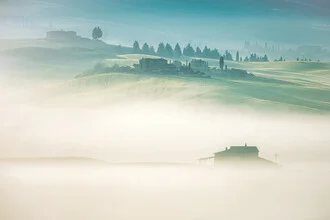 Fotokunst von Jean Claude Castor: Toskana-Landschaft im dichten Nebel bei Sonnenaufgang