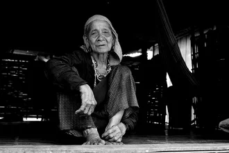 Fotokunst von Haifeng Ni: Porträt einer alten Frau aus Vietnam, schwarz-weiß.