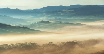 Neblige Hügellandschaft in der Toskana, sanfte Formen und ruhige Atmosphäre.